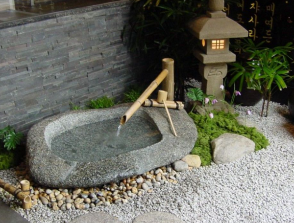 Taman dengan taman air mini